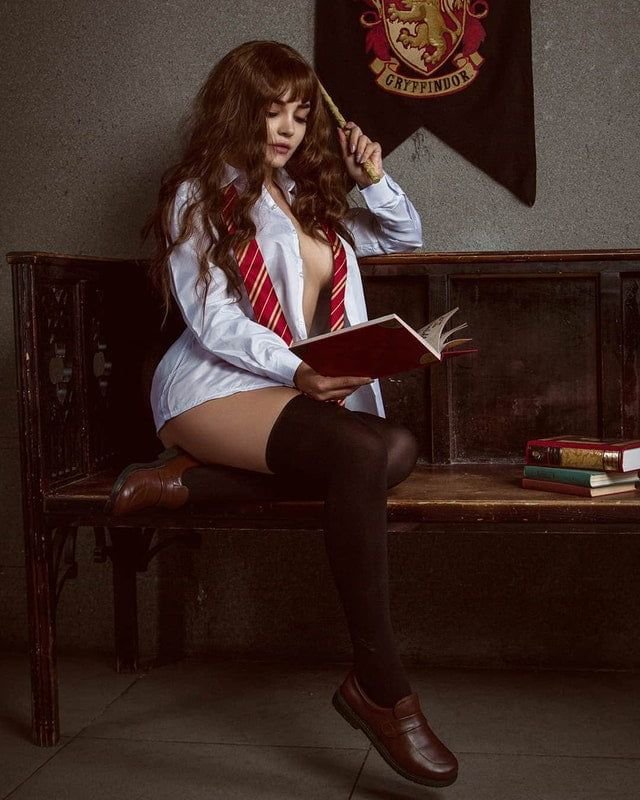 ot6xNJQZ Hermione Granger_Emma Watson (Harry Potter) Cosplay Wank Bank 😍💦 05.jpg
